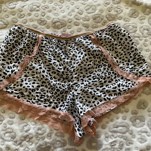 Leopard shorts size S - Picture 1 of 2